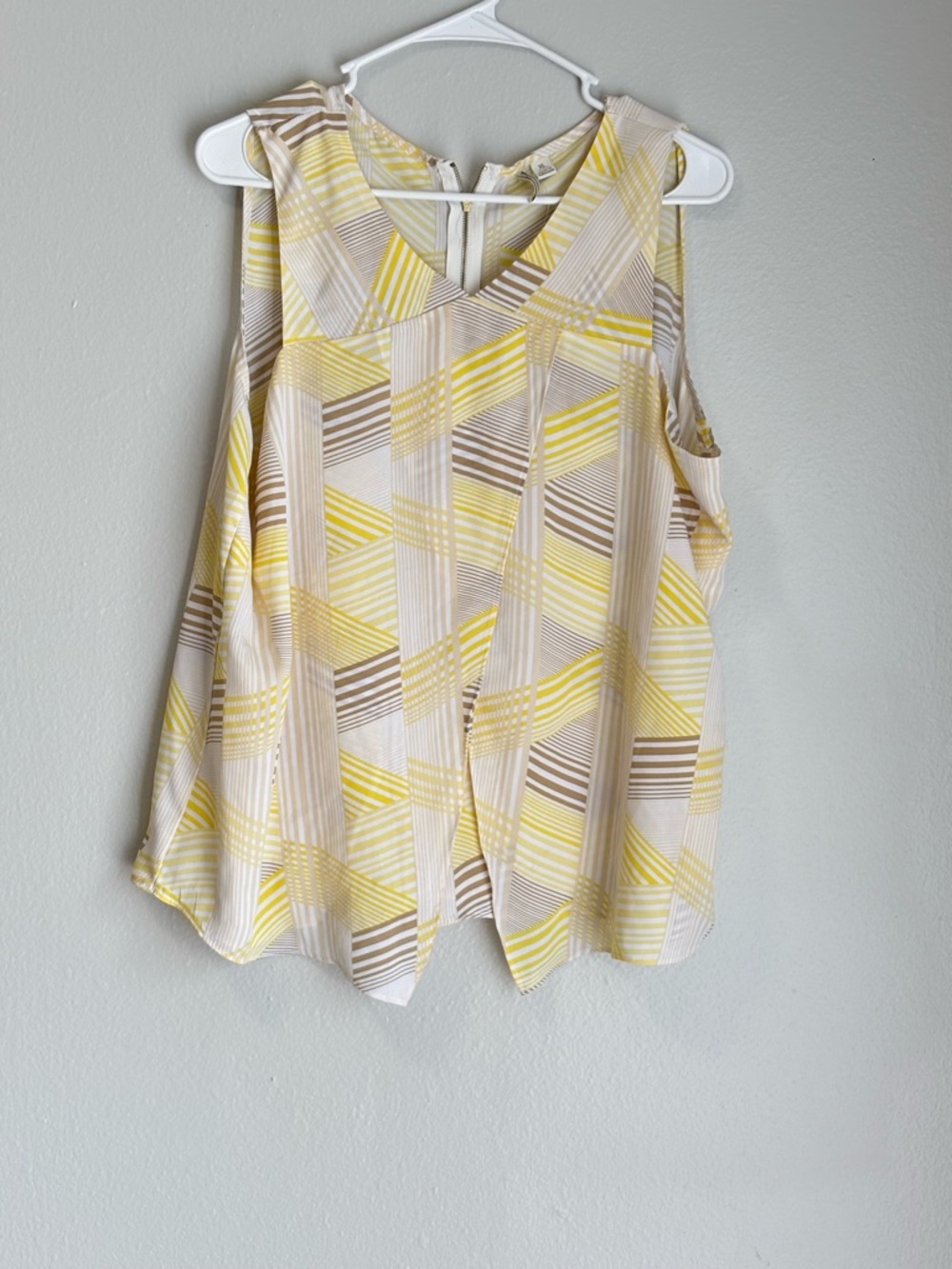 Sleeveless Geometric Print Top in Yellow and Cream